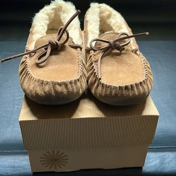 Ugg Women's Dakota Moccasin Size 5
- Chestnut Style Number 5296 - Picture 5 of 13